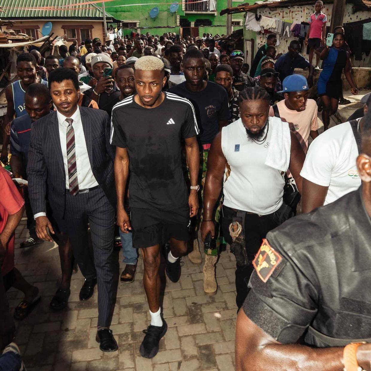 曼联想等奥斯梅恩同意降薪加盟！无意免费签法甲神锋，真实原因揭秘